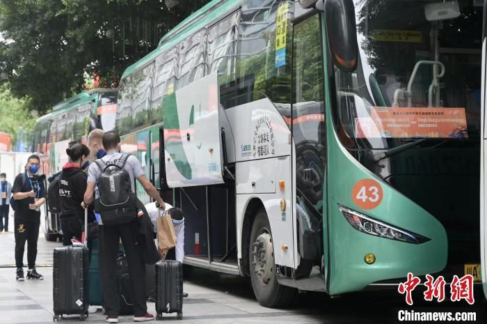 投身教育事业的张校长怀着满腔热情在山区办学，面临种种挑战，女学生们的台词亦是句句扎心，真切而直白地道出了大山深处女孩们的艰难困境，她们认为出身贫寒的自己难以改变命运，甚至一度放弃读书的宝贵机会